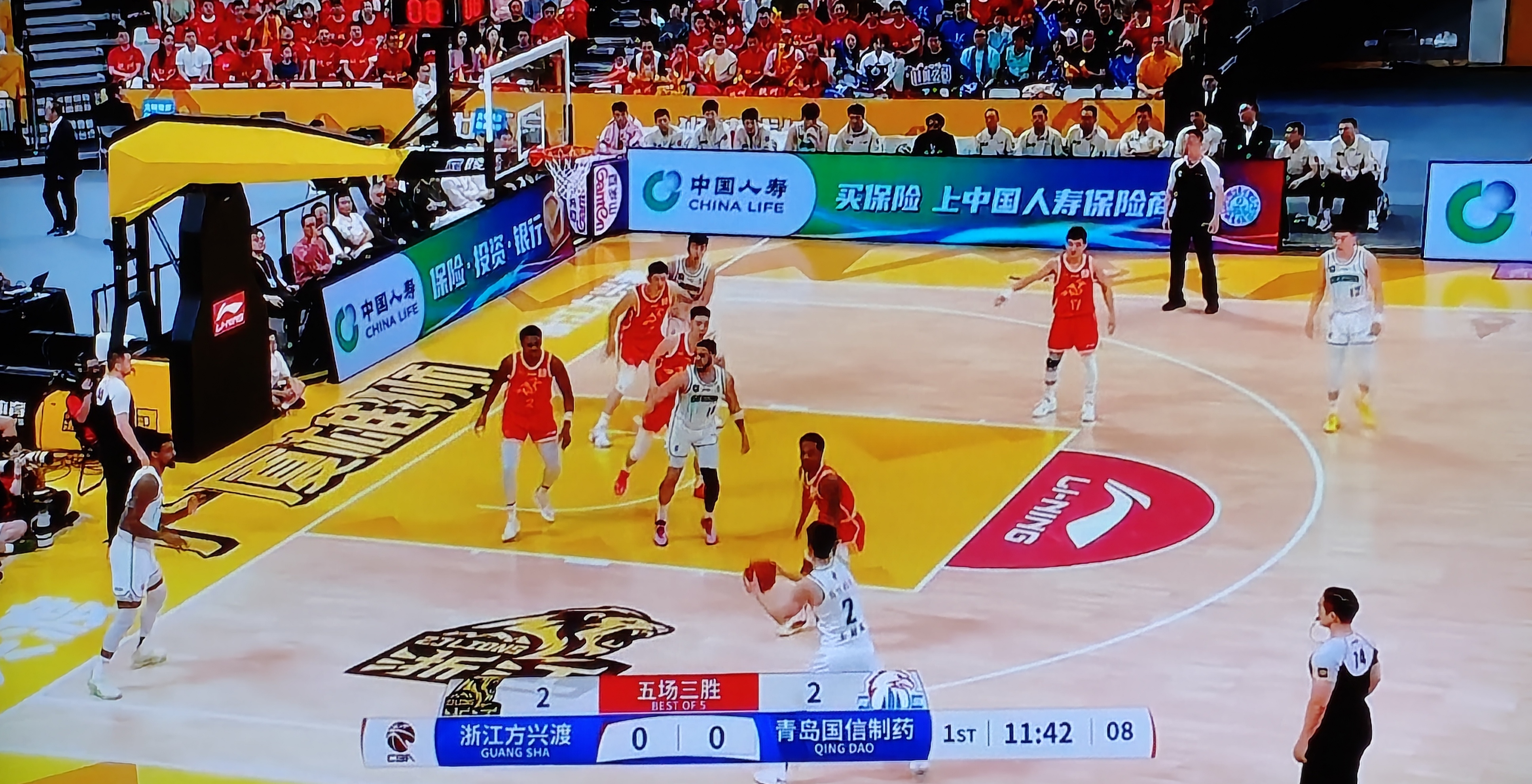 CBA比赛强强对决，球迷热切期待谁能胜出