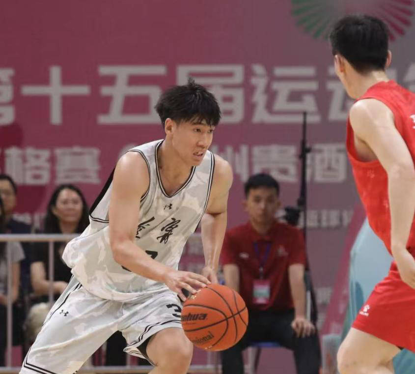 关于内线大闸表现抢眼，全面压制对手取得胜利的信息