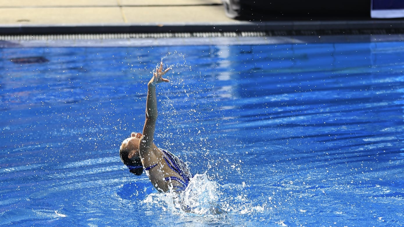 游泳选手冷静对待失败,激励自己再战 游泳选手冷静对待失败,激励自己再战