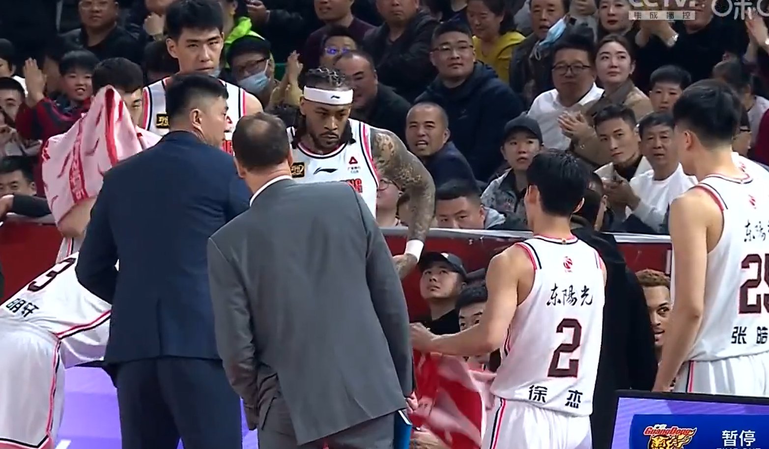 山西队以团队合作,顽强抵抗对手 山西队以团队合作,顽强抵抗对手