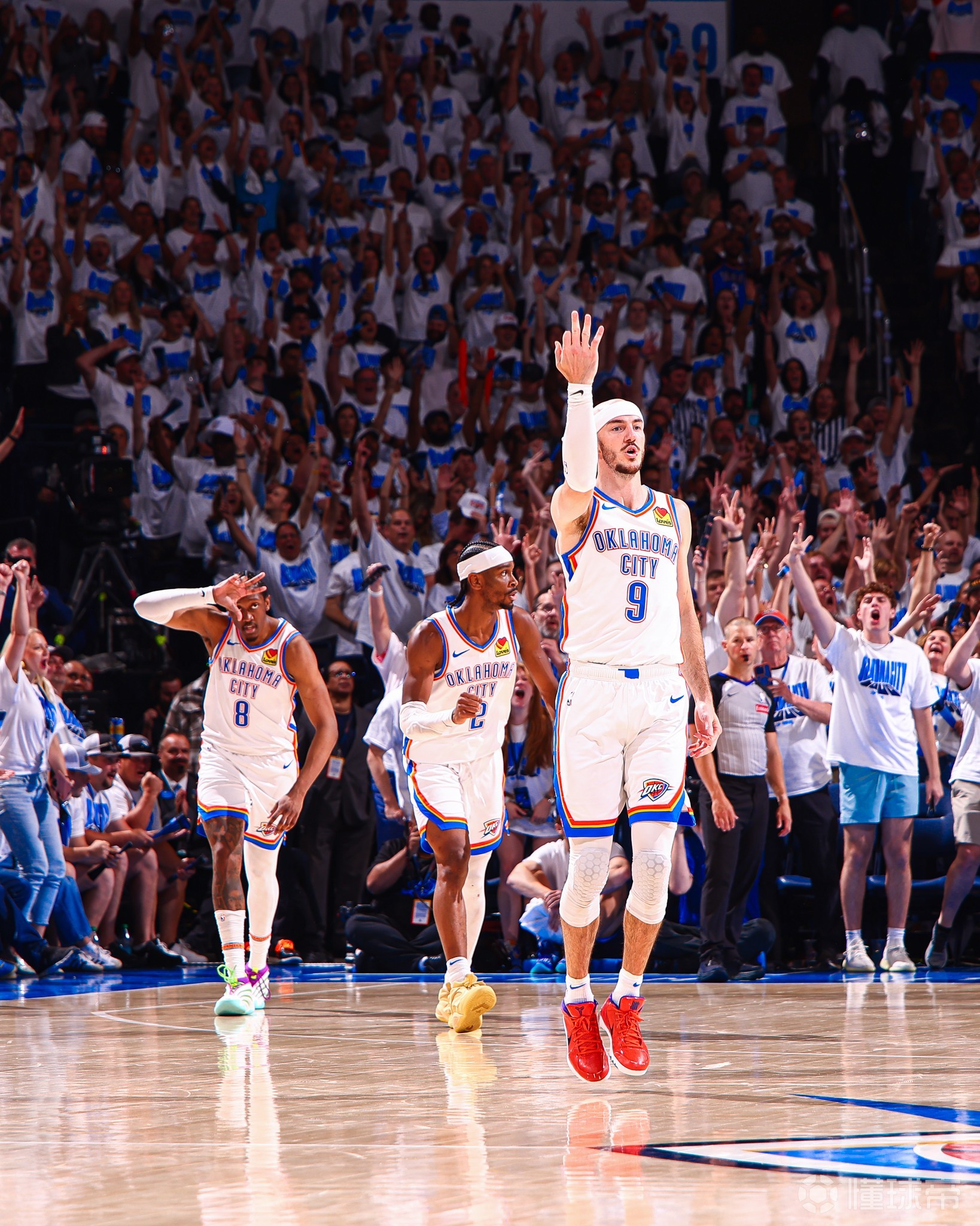 开拓者队神奇逆转,全场激战引爆球迷狂热 开拓者队神奇逆转,全场激战引爆球迷狂热