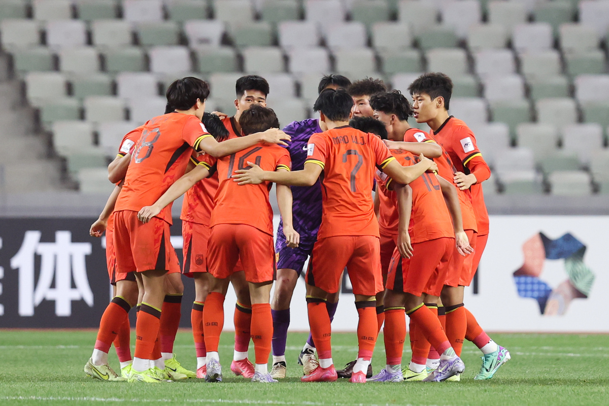 国内职业足球比赛进入白热化阶段,球队争夺胜利 国内职业足球比赛进入白热化阶段,球队争夺胜利