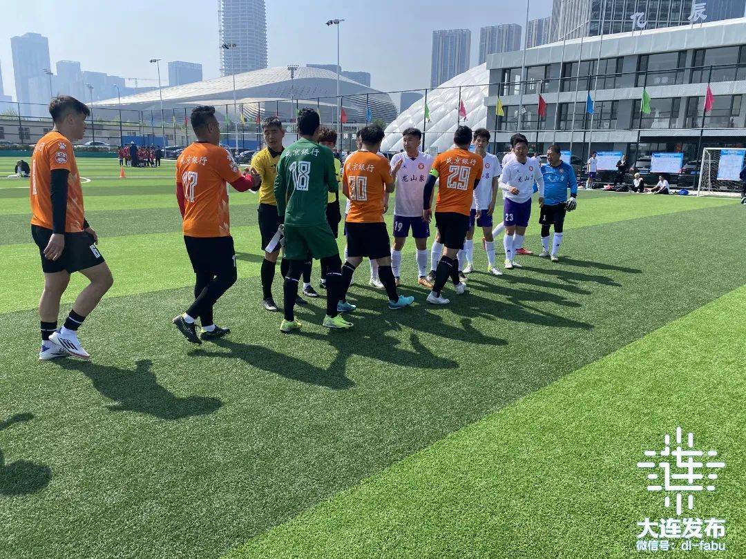 国内职业足球比赛进入白热化阶段,球队争夺胜利 国内职业足球比赛进入白热化阶段,球队争夺胜利