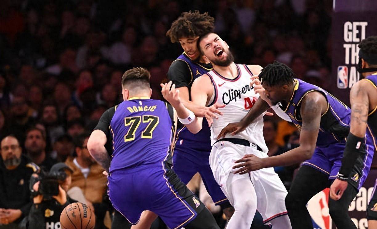 关于快船队遭遇两连败,主教练急需调整战术的信息 关于快船队遭遇两连败,主教练急需调整战术的信息