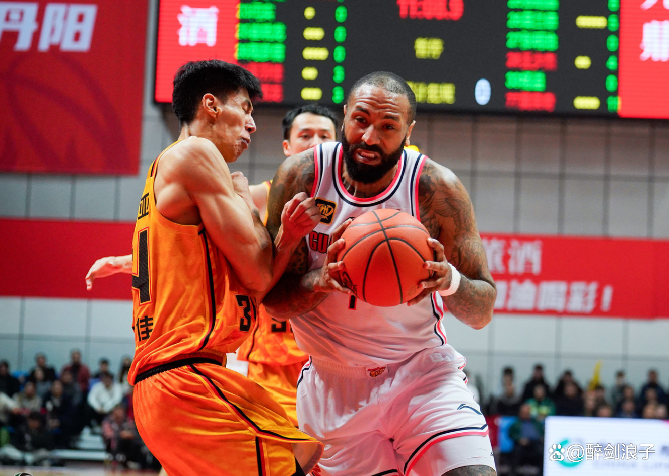 广东队对阵江苏男篮的比赛惊险刺激 广东队对阵江苏男篮的比赛惊险刺激