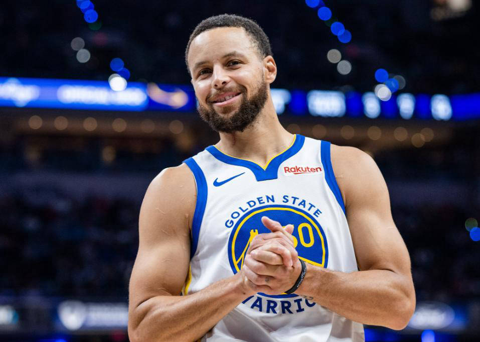 国王逆转马刺，库里刷新纪录